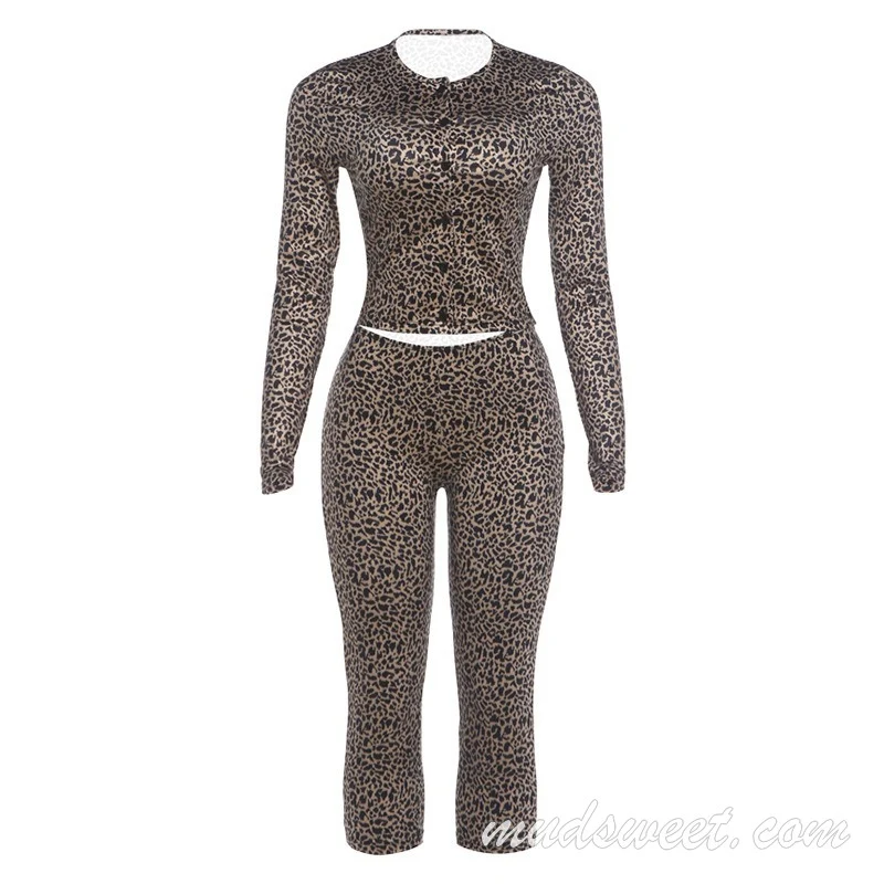 Gebreide broek met lange mouwen en luipaardprint, inclusief knoopsluiting.