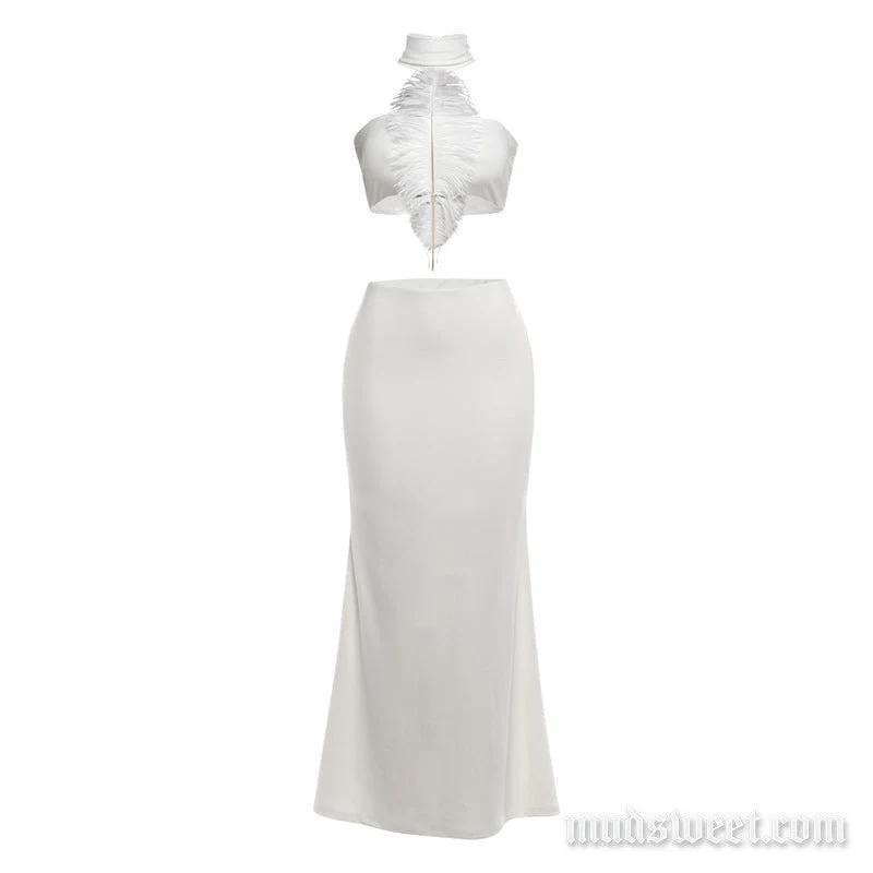 Halterrok met strikceintuur en open rug, bestaande uit een maxi-rok met veren en haltertop.