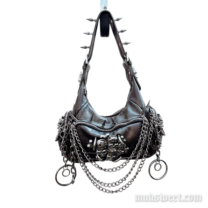 Handtas van PU-leer met metalen ketting, O-ring en doodskopapplicatie.