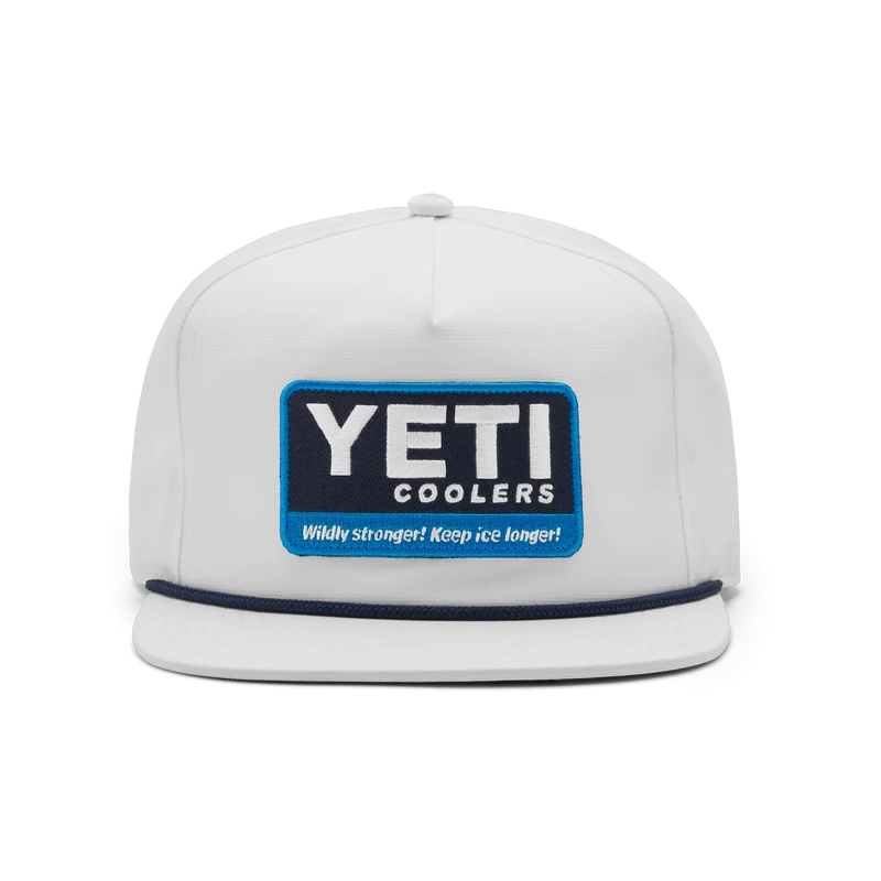 YETI Coolers® Wildly Stronger pet met platte klep en touwversiering