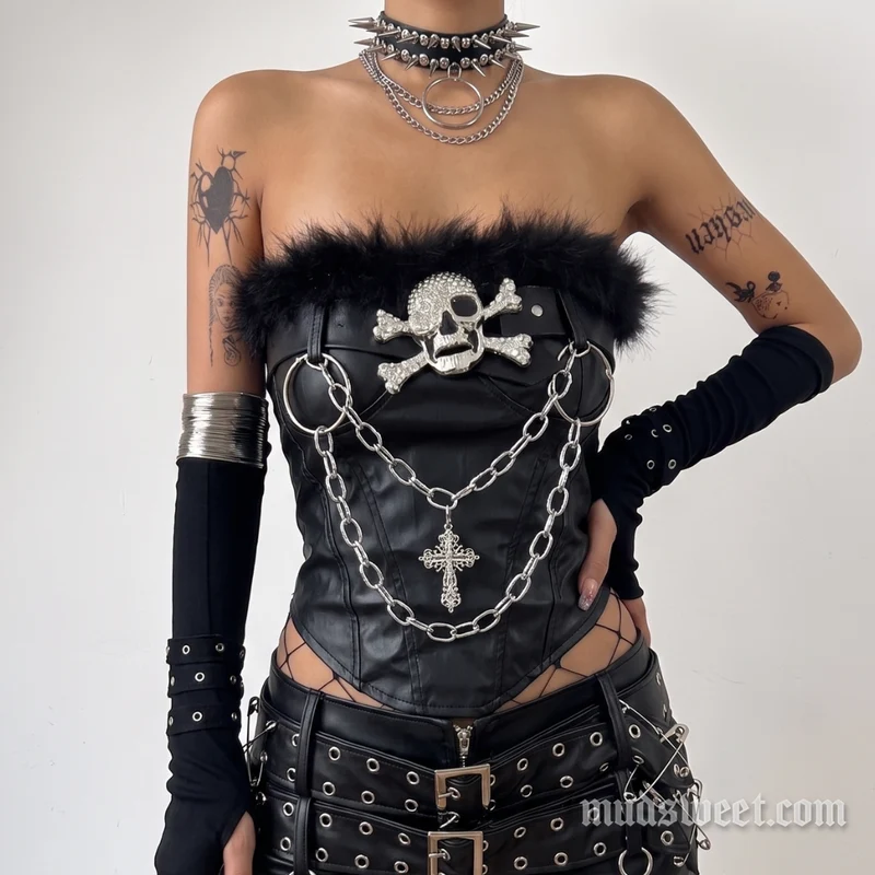 PU-leren top met pluizige metalen ketting en doodskopapplicatie