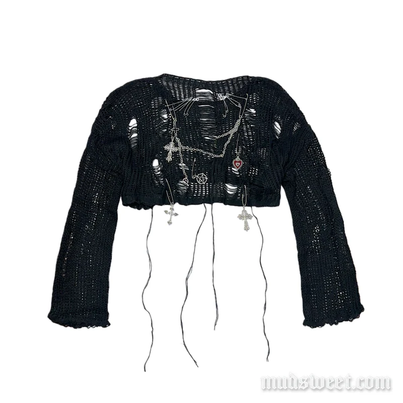 Gotische top met lange mouwen en uitgeholde metalen ketting