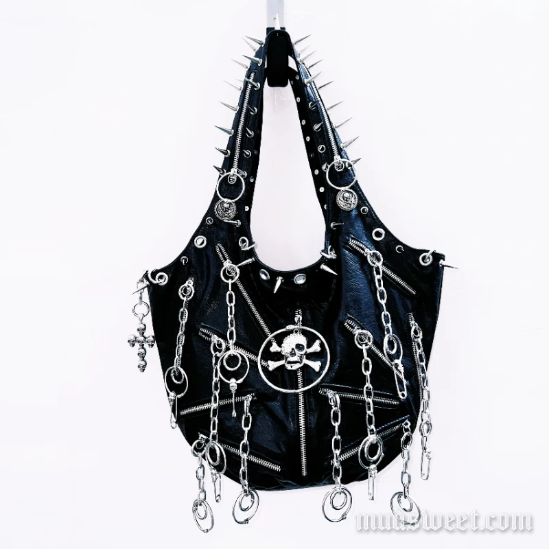 Gotische handtas met ritssluiting en metalen ketting in de vorm van een doodskop