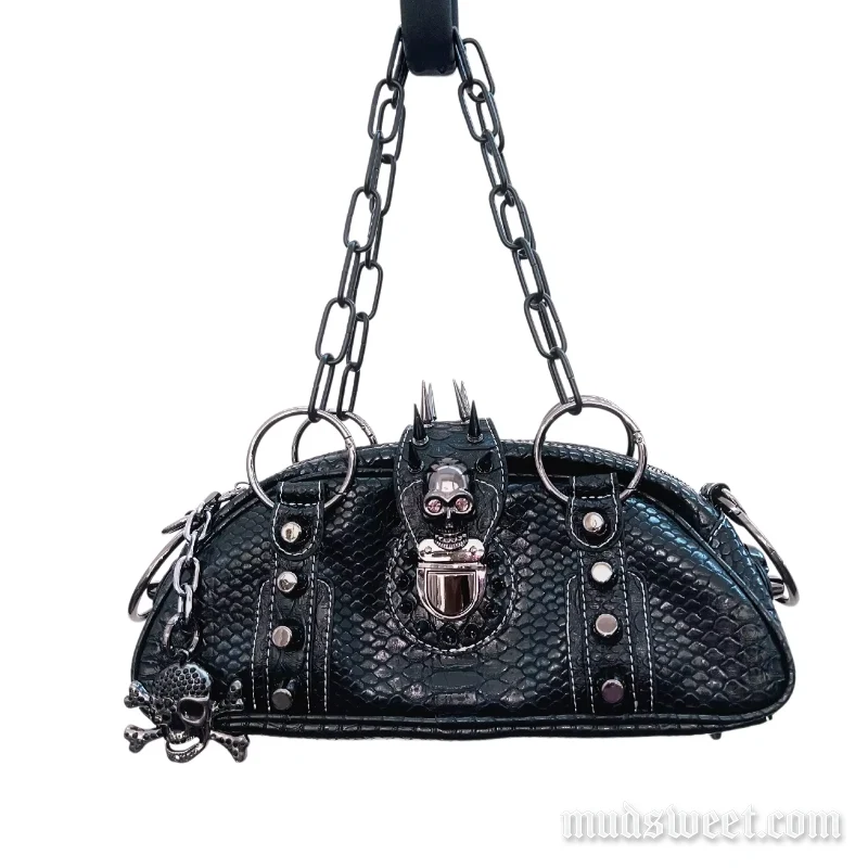 Handtas met ritssluiting en metalen ketting en o-ring, doodskopapplicatie.