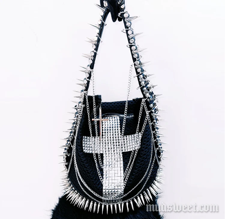 Armtas met metalen ketting en ritssluiting, kruisvormige klinknagelapplicatie