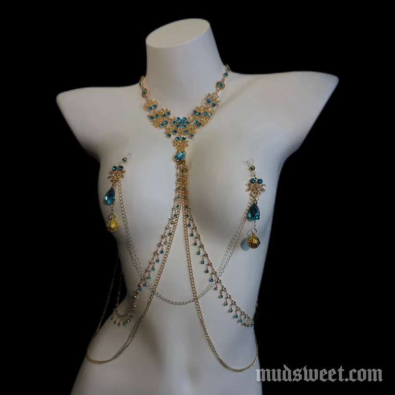 Gotische halterketting met kralen en belletjes als decoratie