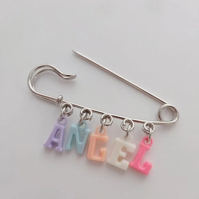 Grunge klei veelkleurige letterdecoratie speld