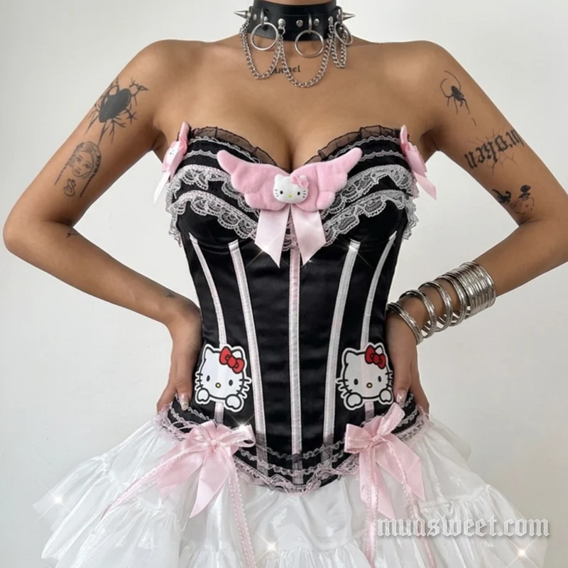 Tube top met kanten zoom en strik, geborduurd kittenmotief.
