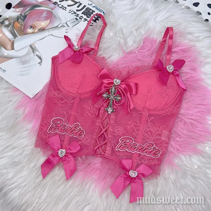 Fairycore cami top met strik en kralen, versierd met kant.