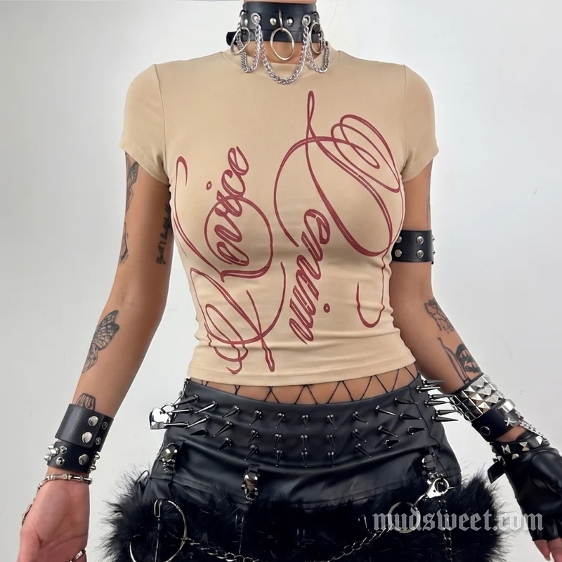Grunge crop top met ronde hals en korte mouwen, met letterprint