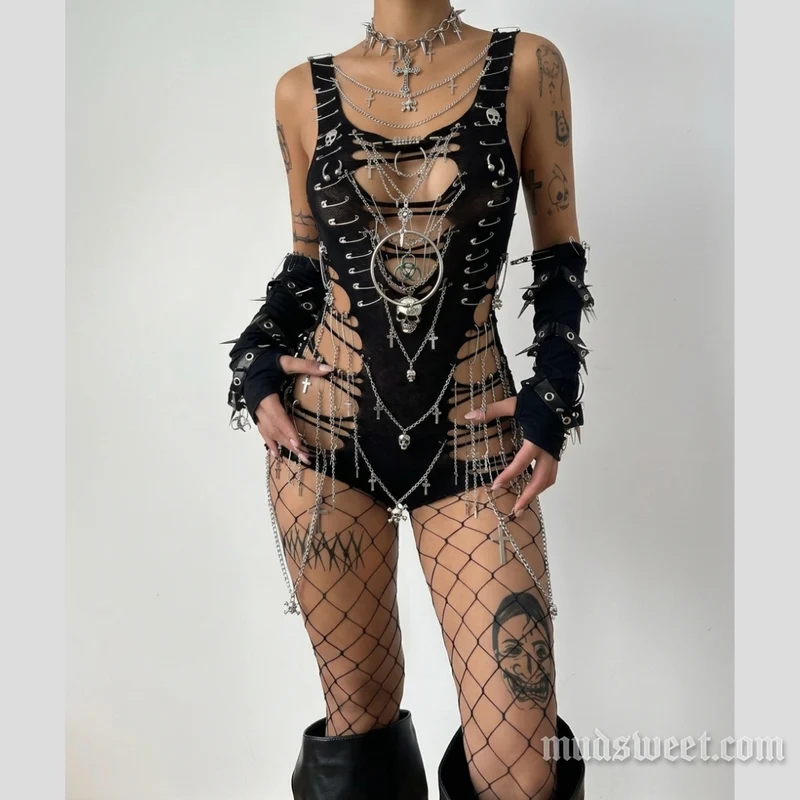 Goth metal bodysuit met ketting en doodskopapplicatie