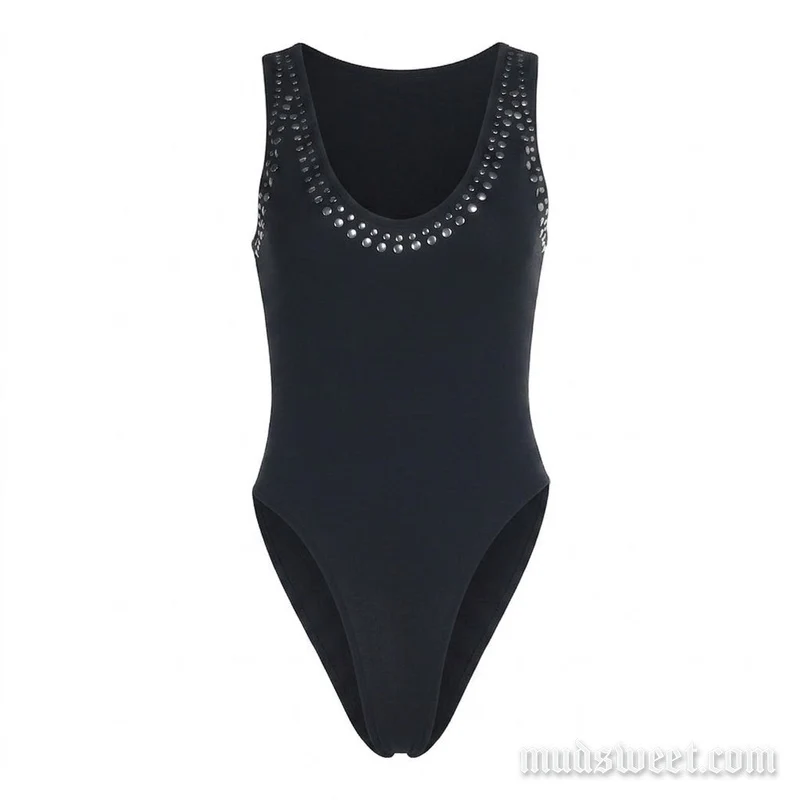 Goth bodysuit met U-hals, klinknagelapplicaties en open rug