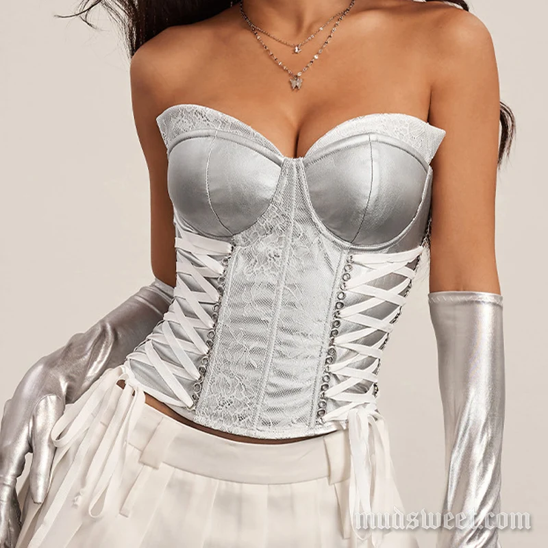 Een topje met sweetheart-halslijn en kanten vetersluiting, geschikt als tube top.