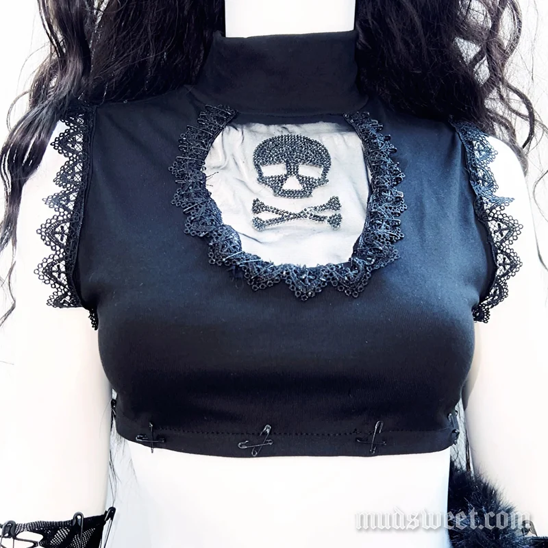 Crop top met kanten zoom, hoge hals en doodskopmotief, versierd met kralen.