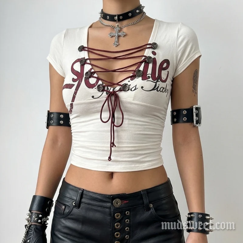 Grunge crop top met letterprint en strikceintuur, korte mouwen