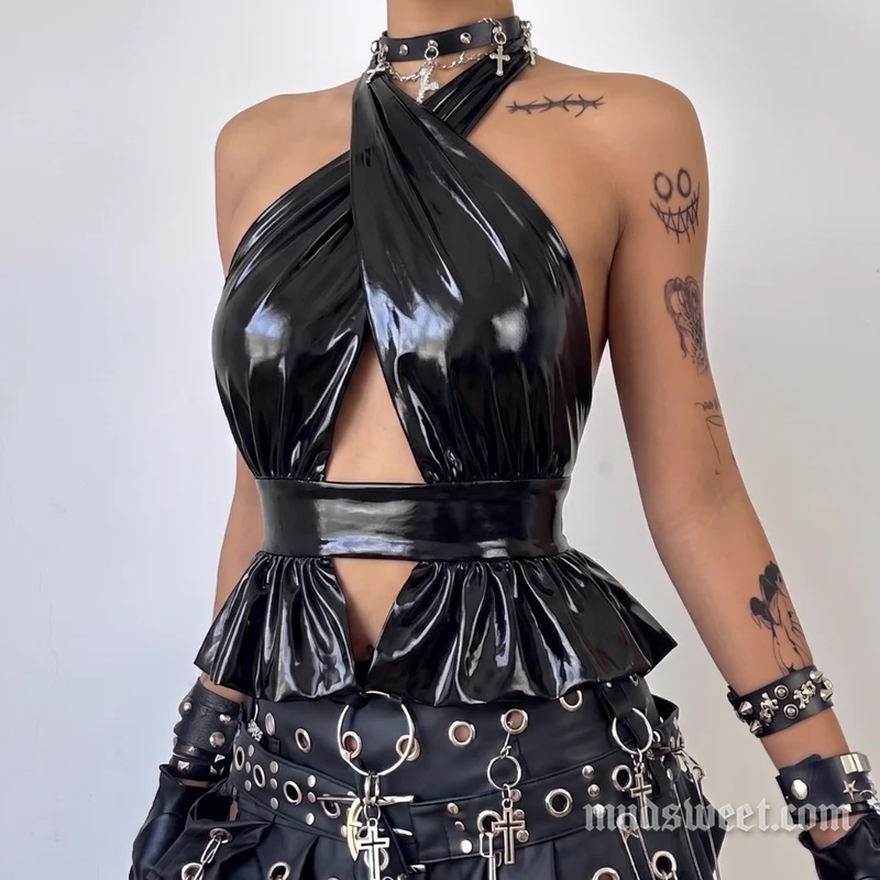 Grunge haltertop met open details en strikceintuur