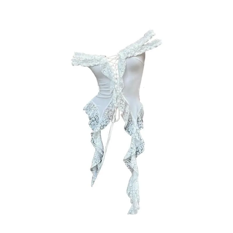Top met off-shoulder vetersluiting en ruches aan de zoom van kant