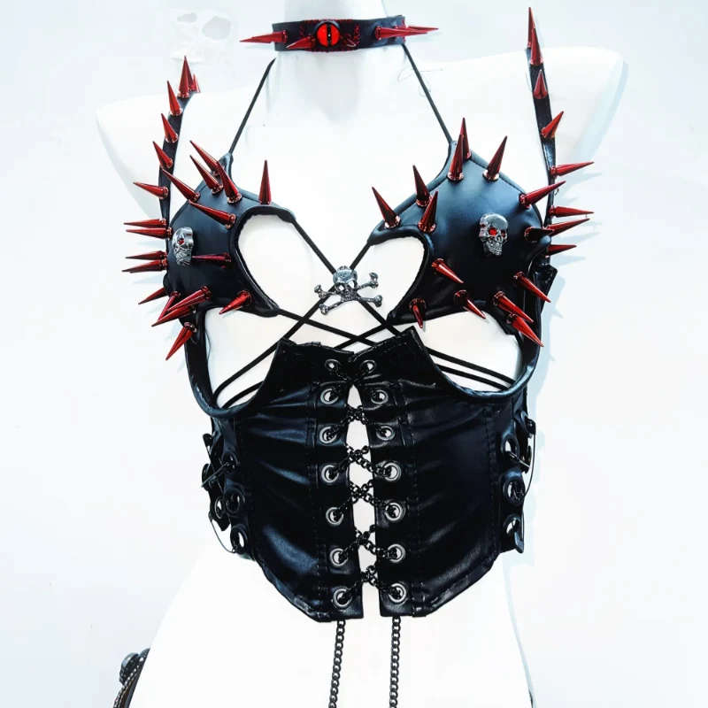 Gotische, uitgeholde metalen ketting met klinknagels, top van PU-leer.
