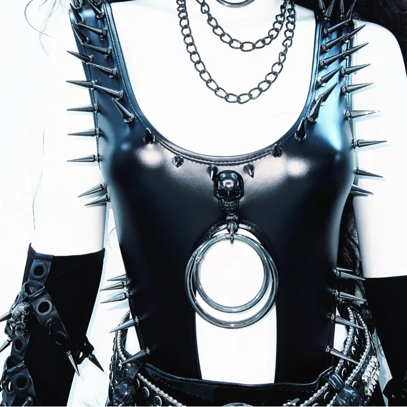 Goth PU-leren bodysuit met U-hals, klinknagelapplicatie en O-ring