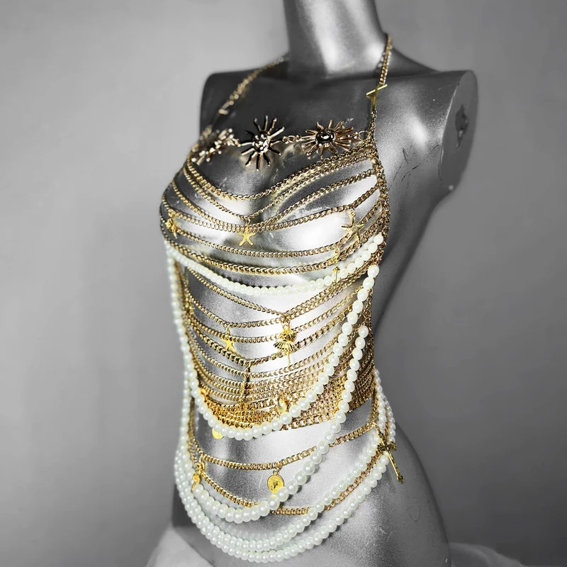 Haltertop met metalen ketting en kralen, versierd met een zonneapplicatie.