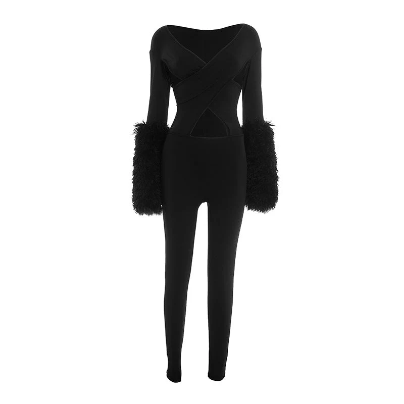 Jumpsuit met lange mouwen, opengewerkte details en pluizige V-hals
