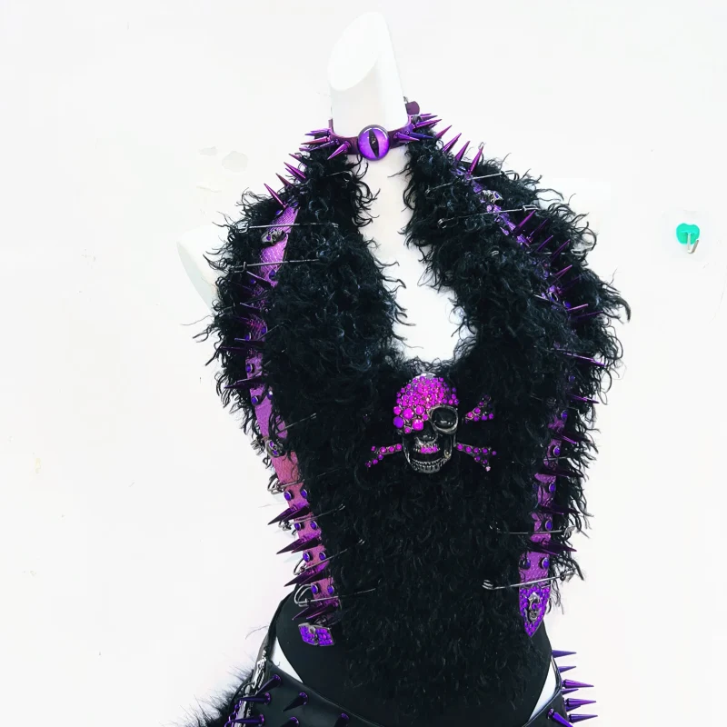 Gotische top met doodskopapplicatie en pluizige bovenkant