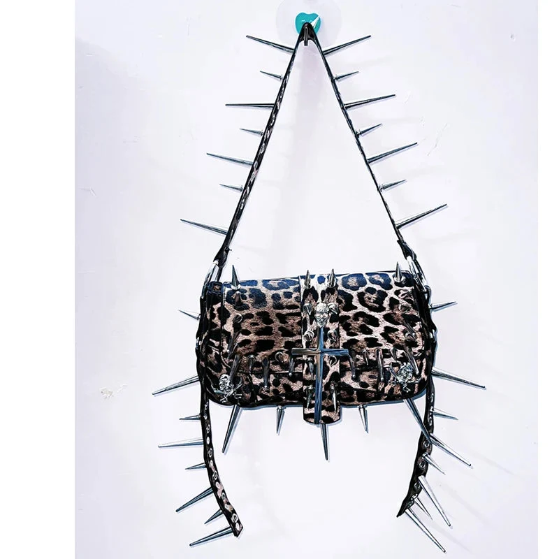 Crossbody tas met luipaardprint en klinknagels