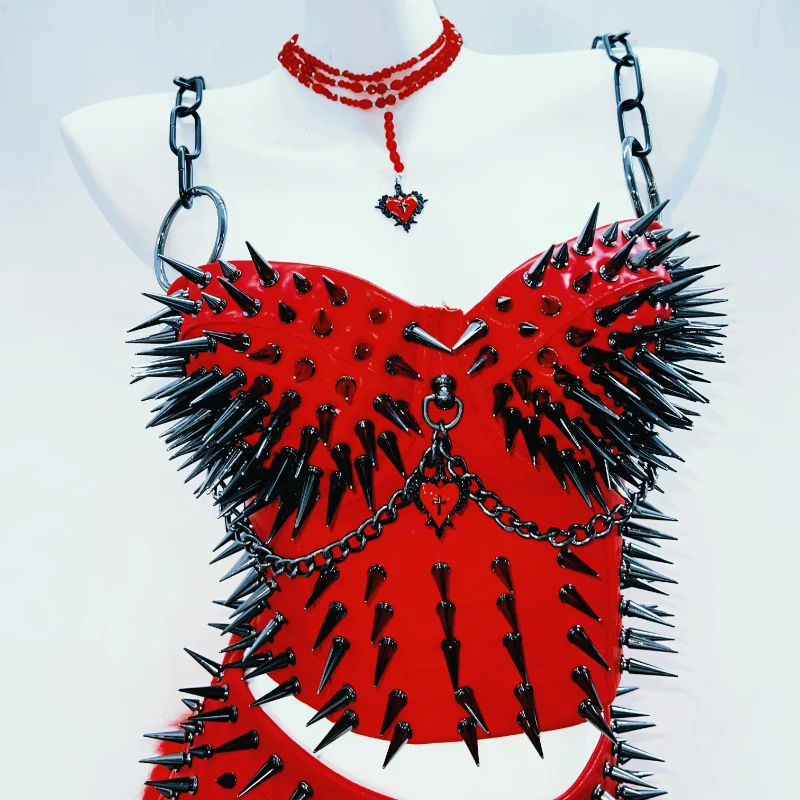 Gotische metalen ketting met O-ring en V-hals top