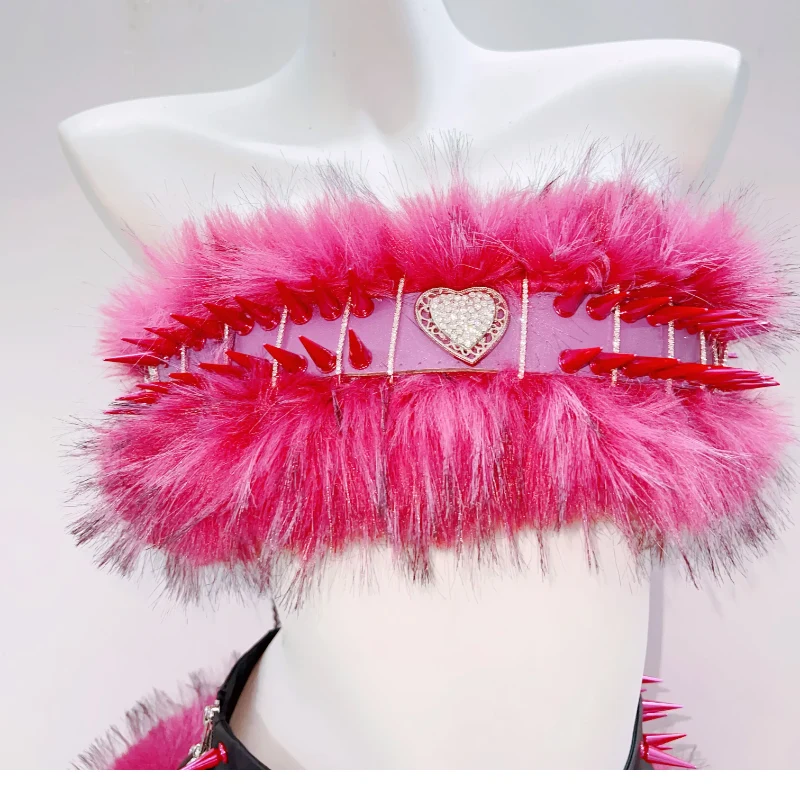 Gotische, pluizige tube top met klinknagels en open rug