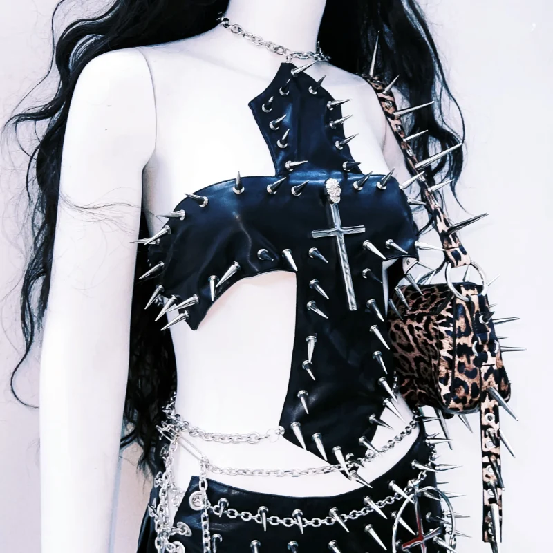 Metalen ketting met kruisapplicatie en holle bovenkant