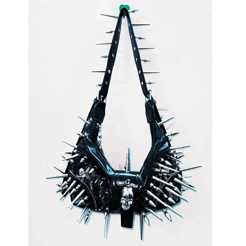Crossbodytas van PU-leer met gotische doodskopapplicatie