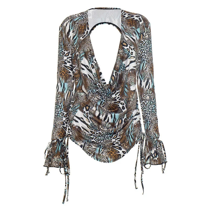 Goth broekenset met diepe V-hals, strikceintuur en open details.