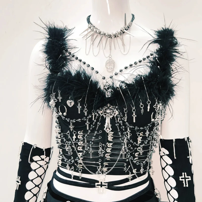 Cami-top met metalen ketting en kralen aan de V-hals