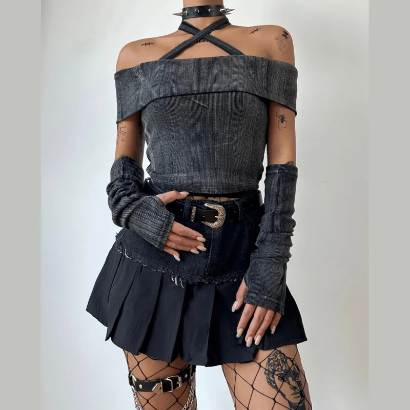 Set van een off-shoulder denim minirok met rauwe zoom