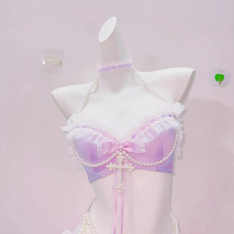 Fairycore top met strik, kruis en kralenrand, afgewerkt met kant.