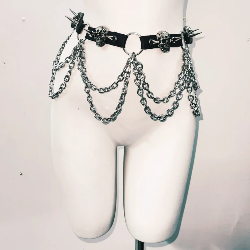 Gotische doodskopapplicatie met klinknagels en tailleketting top