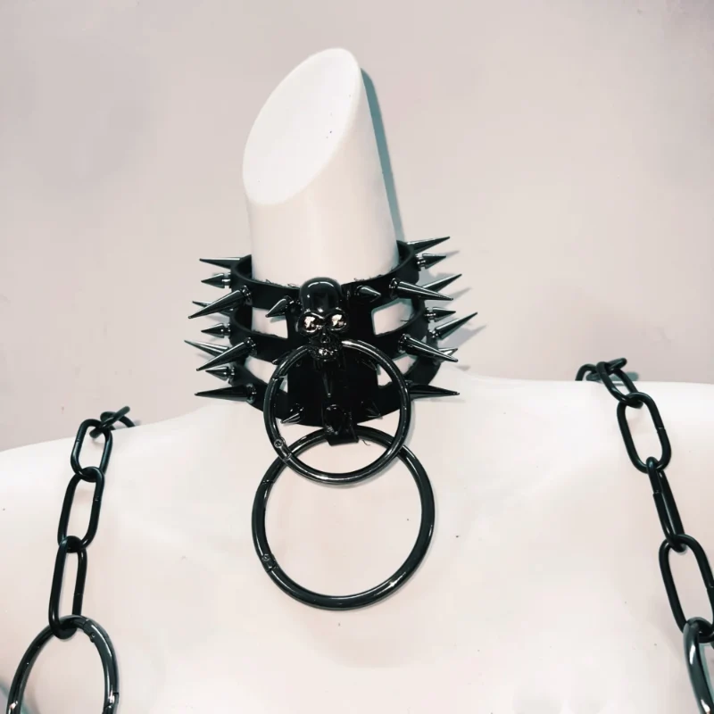 Gotische cami top met klinknagels en doodskopapplicatie