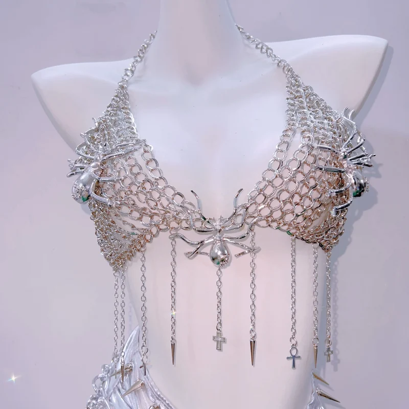 Gotische haltertop met metalen ketting en spinnenapplicatie