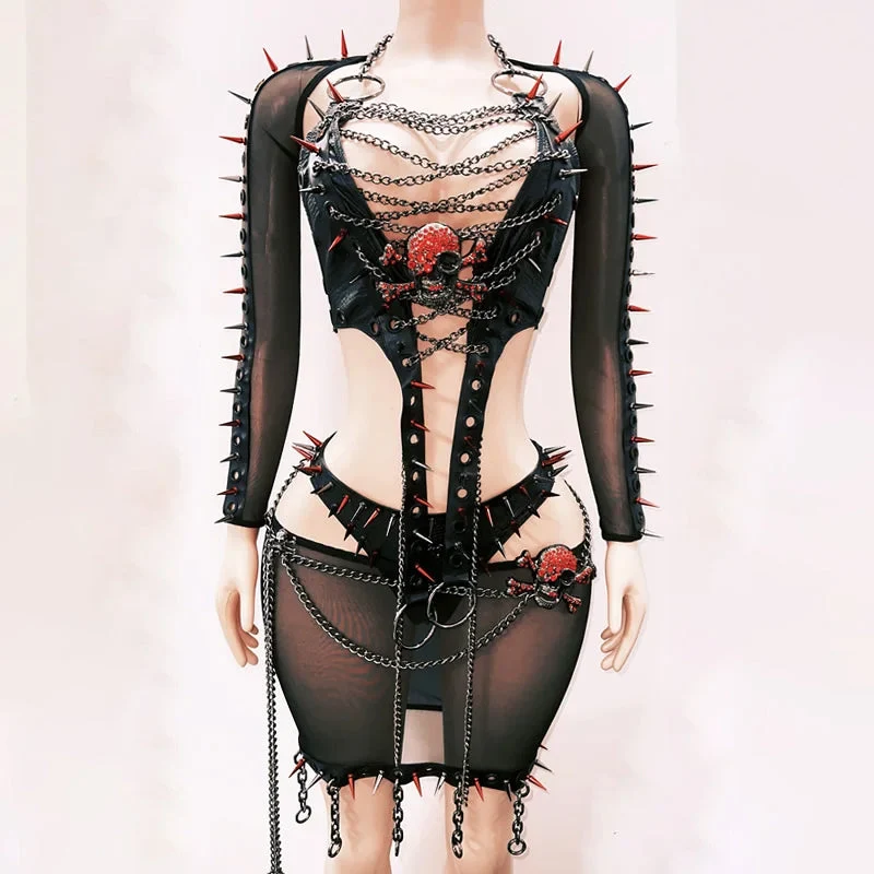 Gotische top met lange mouwen, klinknagels en metalen ketting