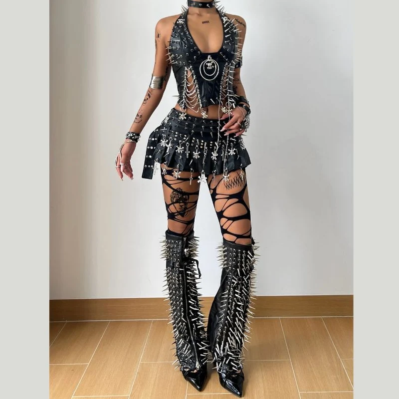 Top met halter van PU-leer met schedelapplicatie en klinknagels