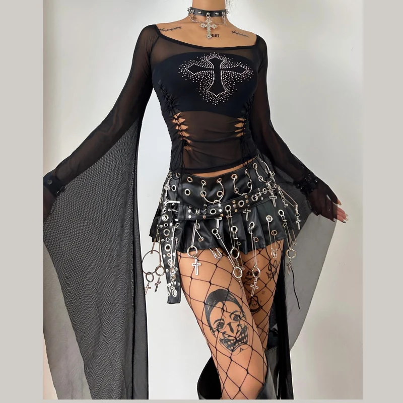 Gotische off-shoulder top van mesh met kralen.