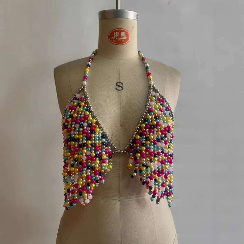 Gotische crop top met V-hals, halternek, open rug en kralen.