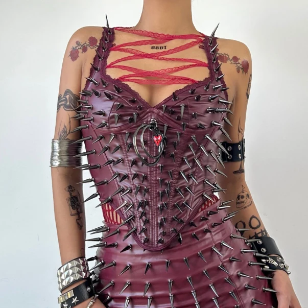 Halter o-ring klinknagel applicatie ruche PU leren top