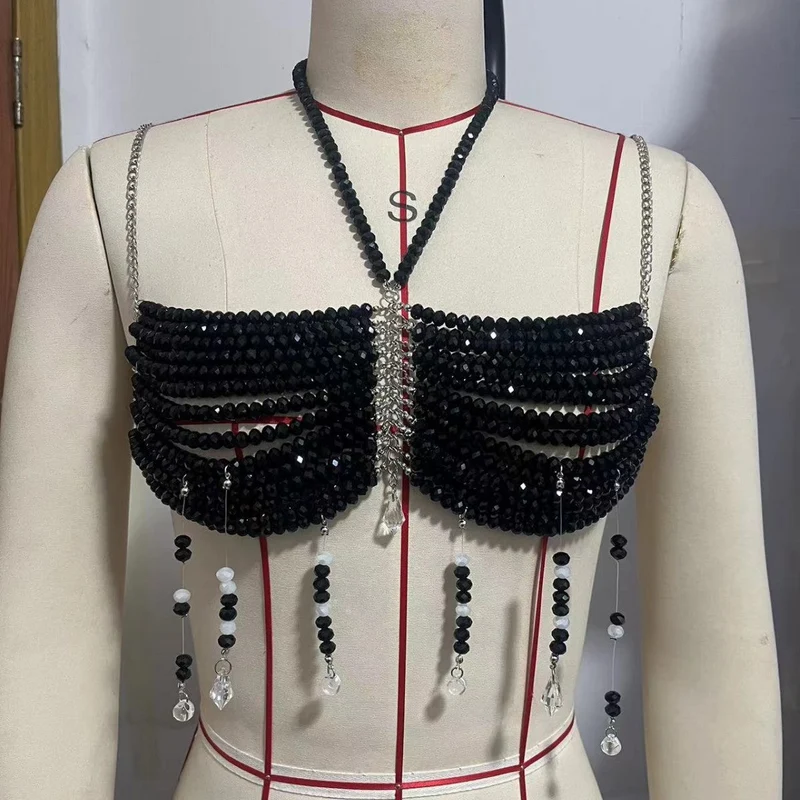 Zwarte haltertop met metalen ketting en kralen, zonder rug