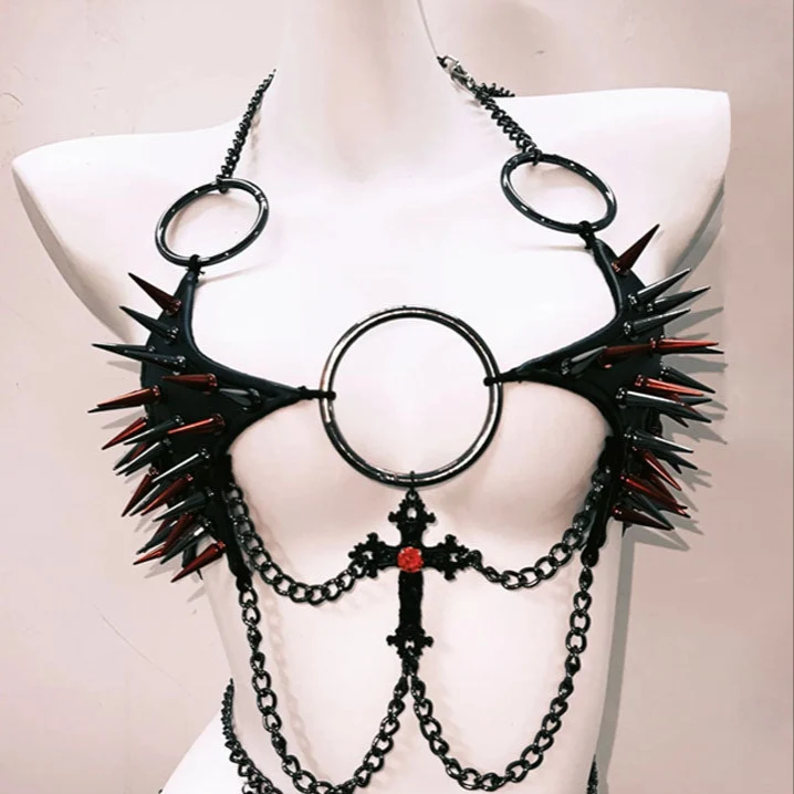 Gotische metalen ketting met uitgeholde klinknagels aan de bovenkant