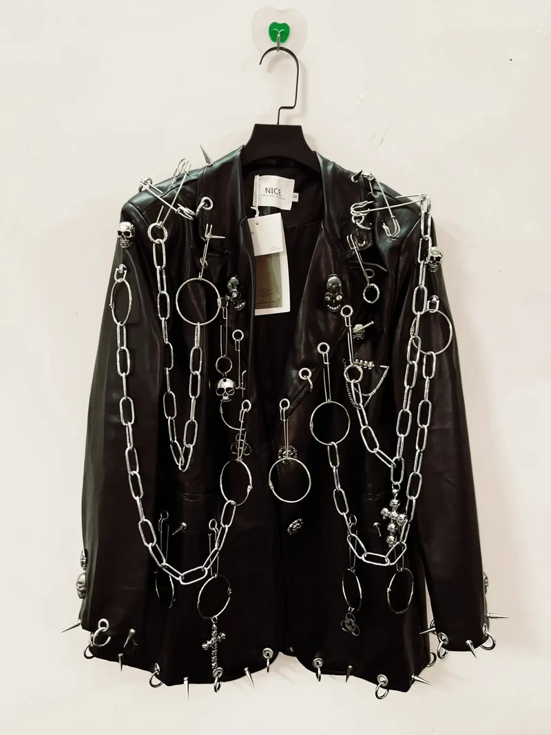 Gotische top van PU-leer met metalen ketting en doodskop
