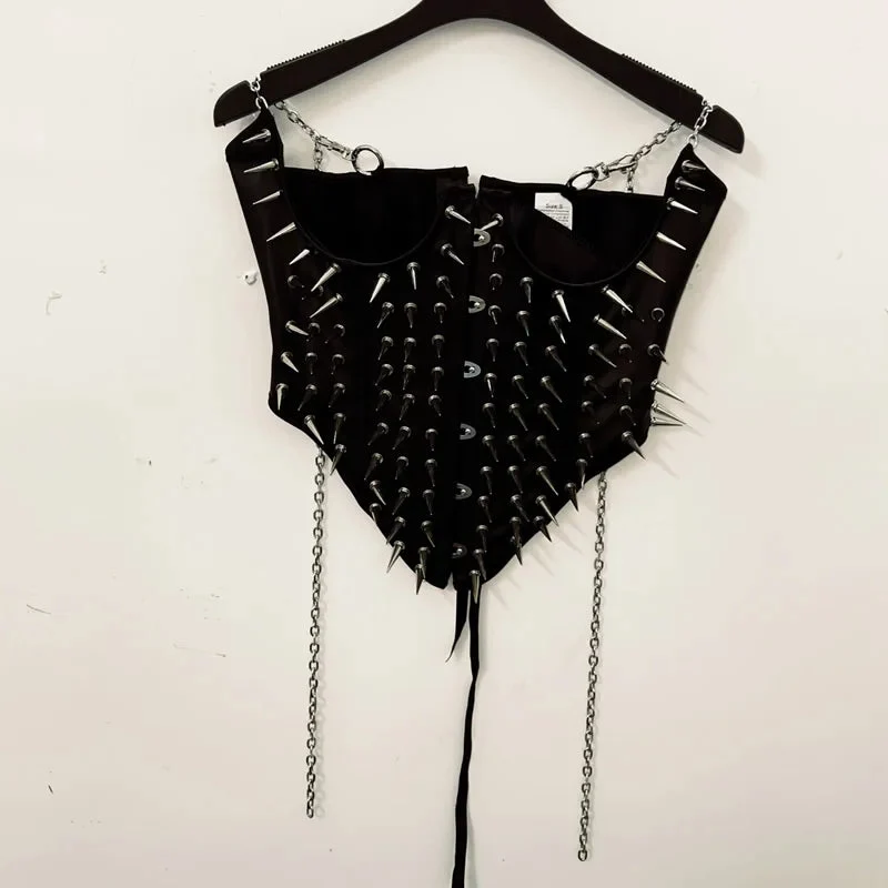 Set van een geplooide minirok met metalen ketting en klinknagelapplicatie