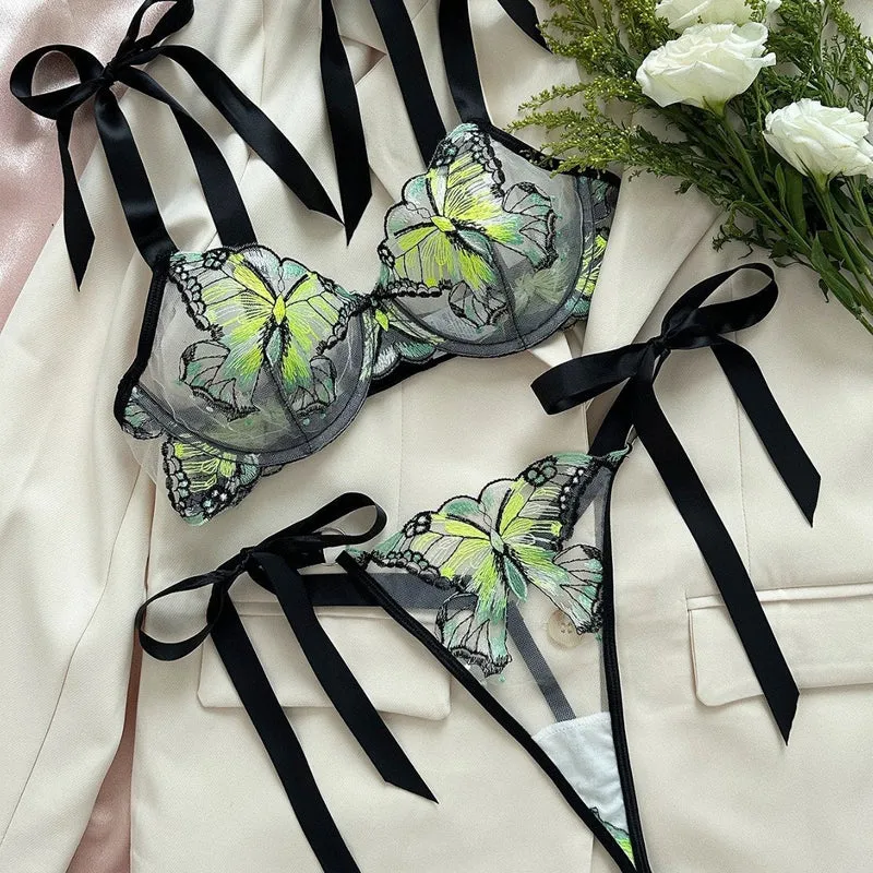 Lingerieset met vlinderborduursel en sweetheart-hals