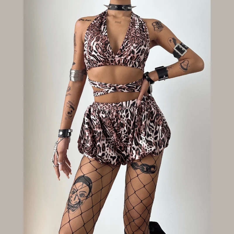 Set met diepe V-hals halter en minirok met luipaardprint