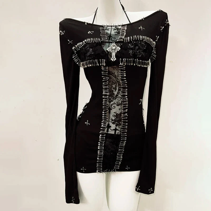 Gotische top met lange mouwen en halternek, versierd met een kruisapplicatie.